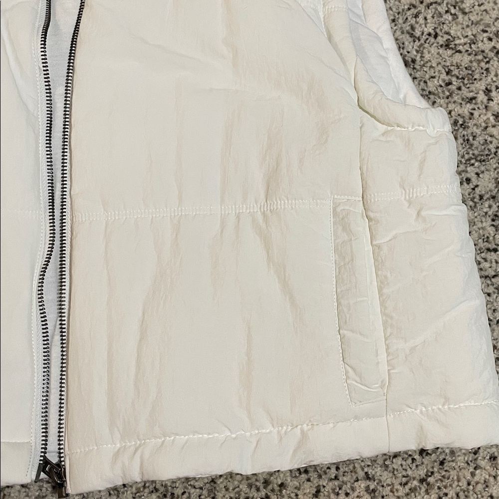 Women’s cropped White Puffer Vest size large - Picture 2 of 5